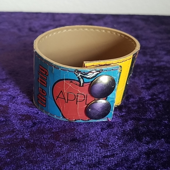 4 Vinyl Retro Snap Bracelets - Picture 2 of 5